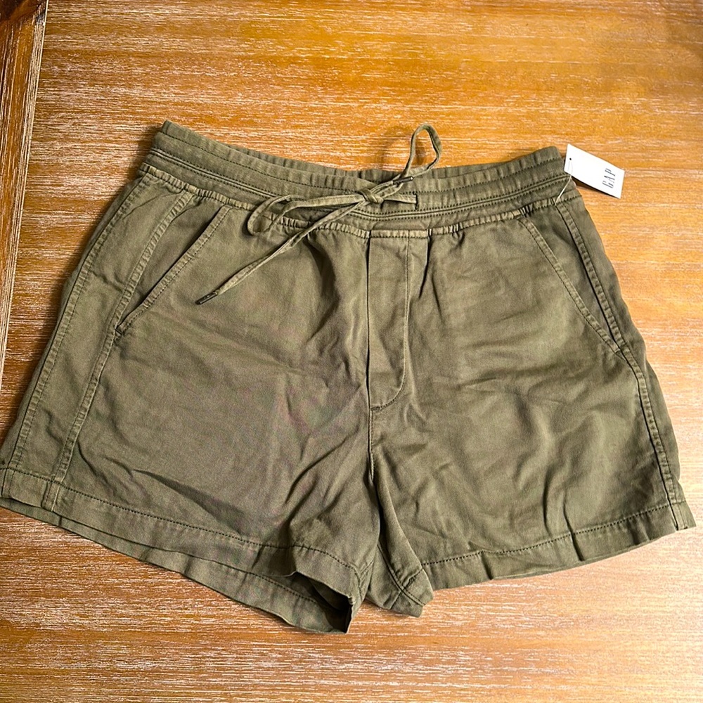 NEW Gap Army Green Pull On Elastic Waist Band Shorts. Size S. Very comfortable!
